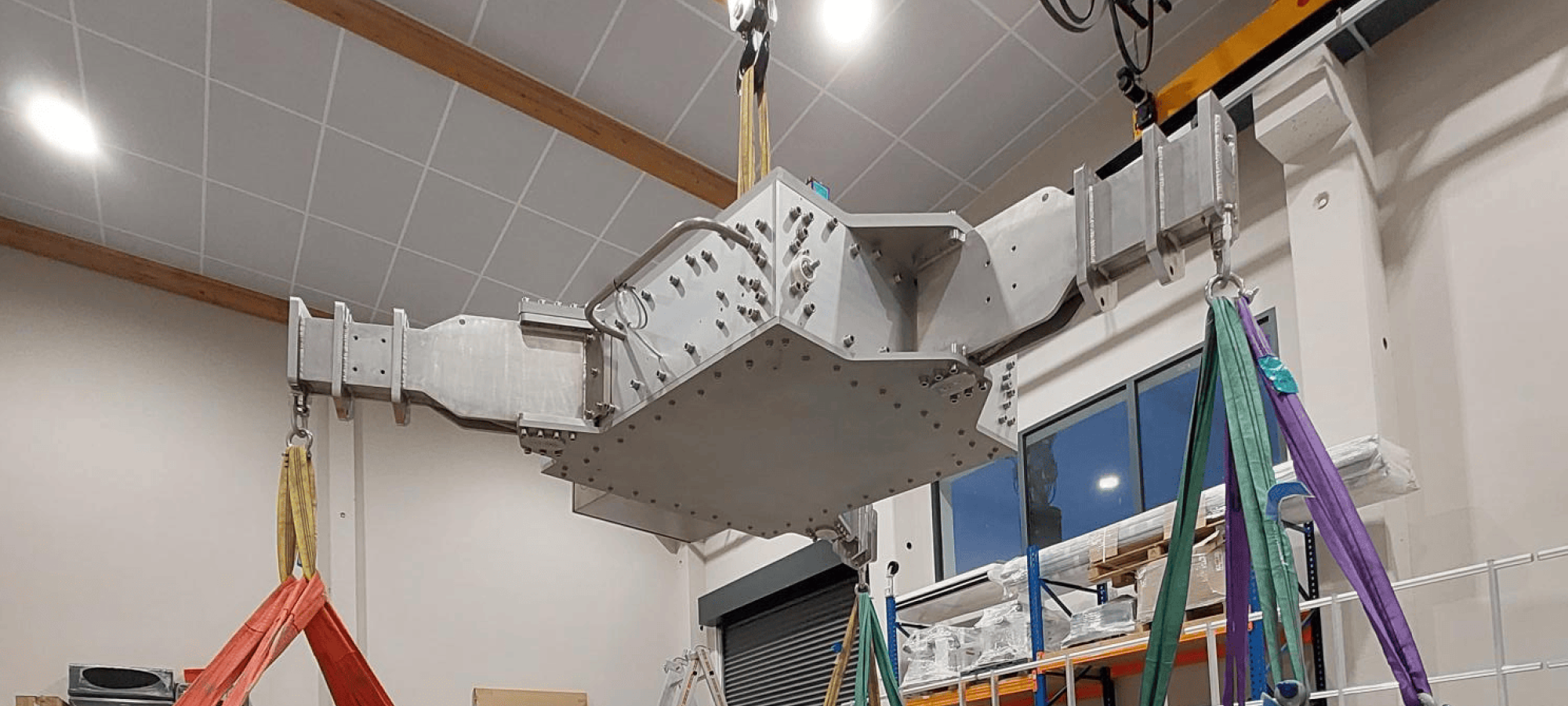 VERTICAL SATELLITE HOISTING DEVICE