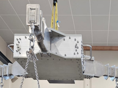 VERTICAL SATELLITE HOISTING DEVICE