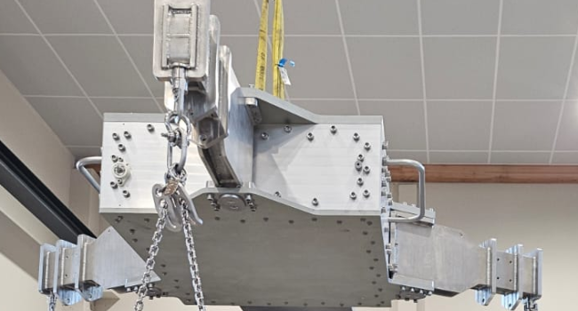 VERTICAL SATELLITE HOISTING DEVICE