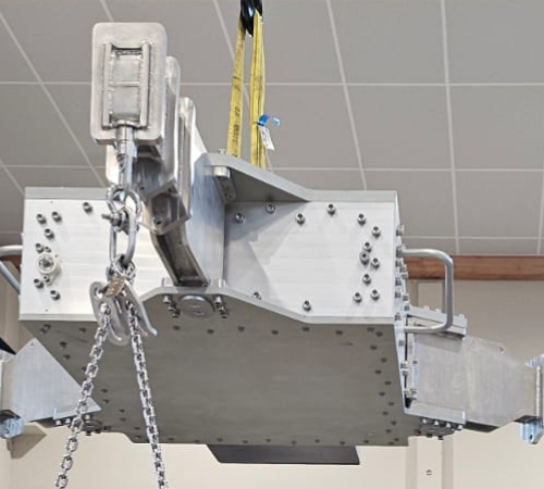 VERTICAL OPTSAT HOISTING DEVICE