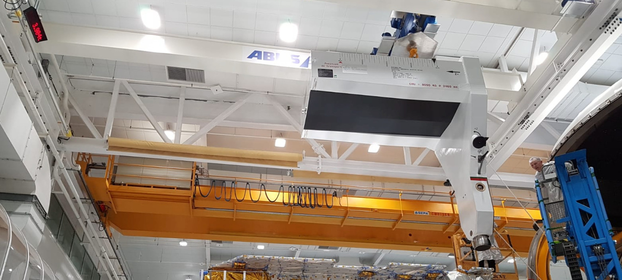 Spacecraft horizontal hoisting device